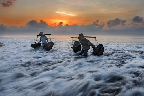 kusamba salt farmers at work